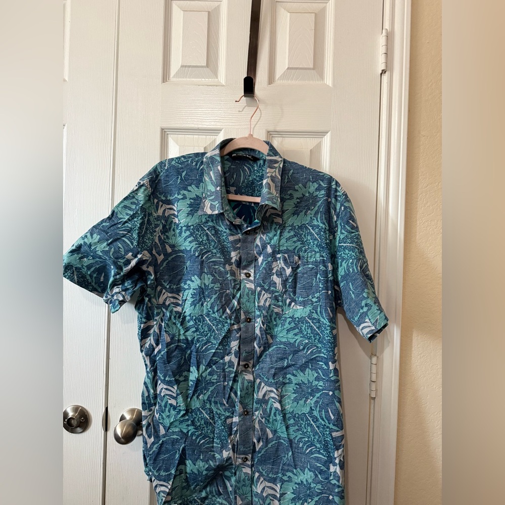 Travis Mathew Hawaiian Shirt Mens XLarge Blue Floral Tropical Button Up Camp